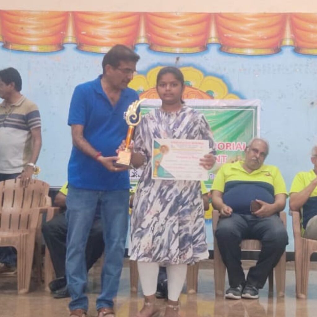 chess student tournament winning prize in coimbatore, student prize after chess class competition