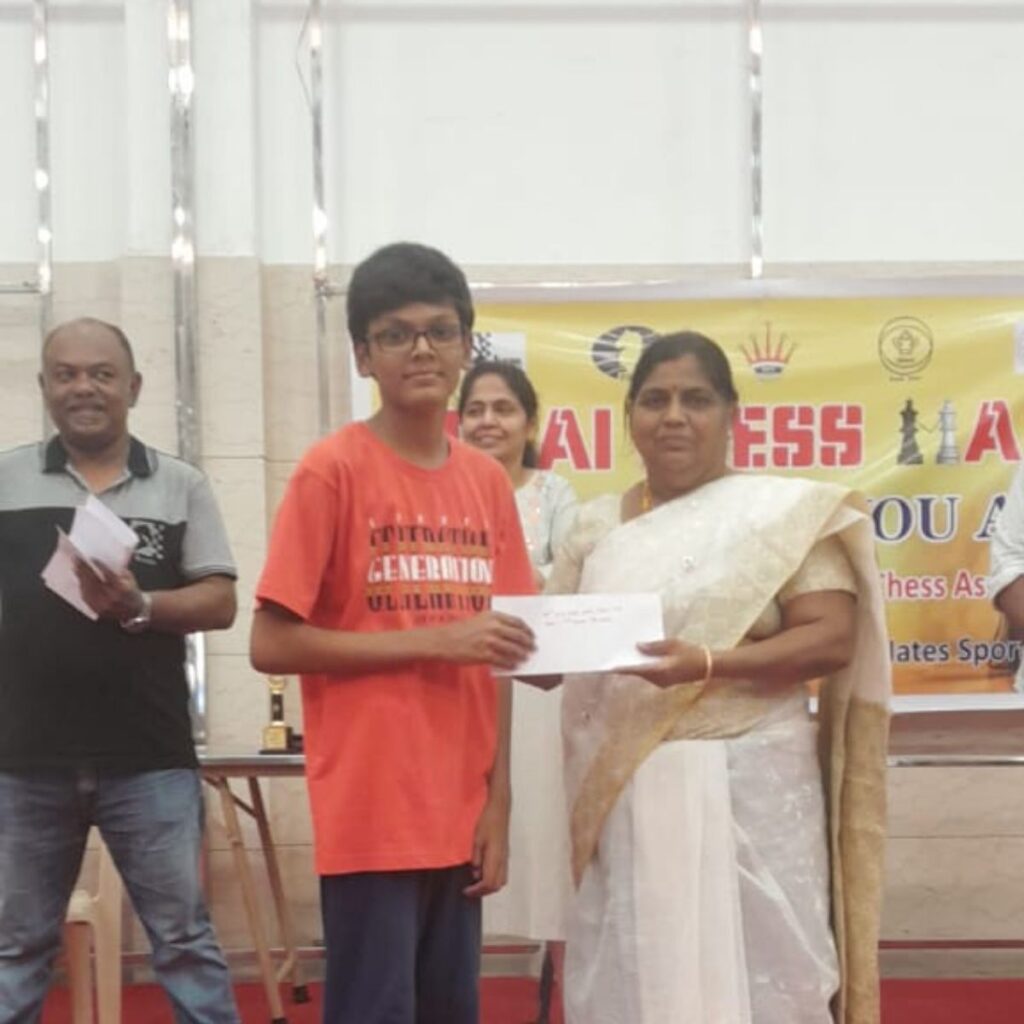 Coimbatore chess class student muthukumar winning prize in open category
